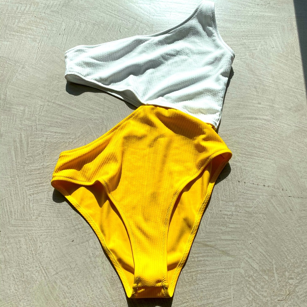 Cute CUPSHE cutout swim suit!